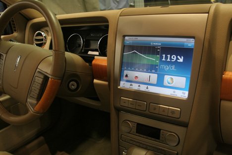 Carro Lincoln MKZ com monitor que recebe via bluetooth sinal de glicemia do monitor de glicose.