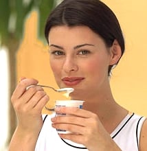 mulher comendo iogurte